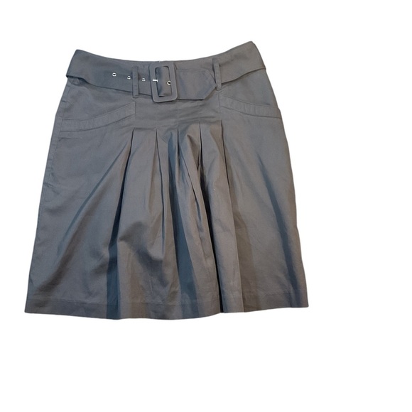 Stylish Black Pleated Skirt with Belt - Picture 5 of 7